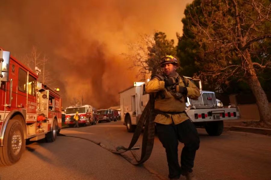 Incêndios em Los Angeles seguirão fortes até meados da semana que vem, diz Corpo de Bombeiros