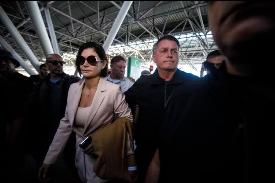 Bolsonaro vai a aeroporto com Michelle após ter pedido negado para acompanhar posse de Trump