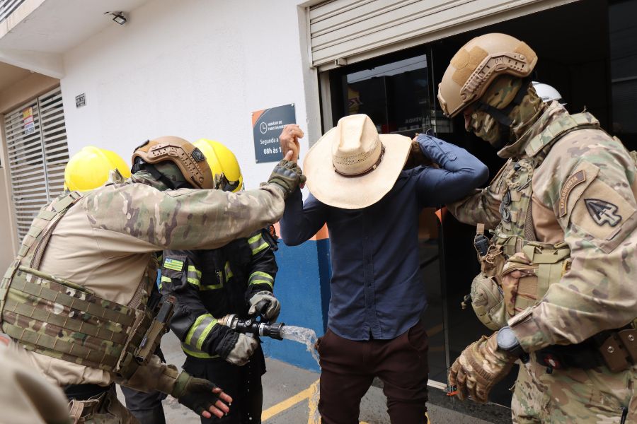 Homem tenta atear fogo ao próprio corpo em protesto na Equatorial de Senador Canedo