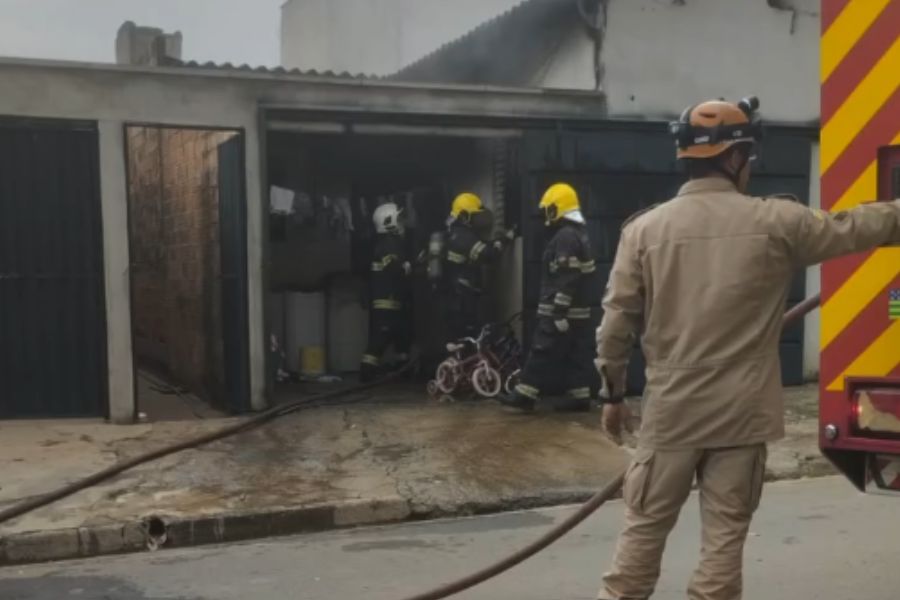 Incêndio em residência é controlado pelo Corpo de Bombeiros no Residencial Flor do Ipê em Senador Canedo
