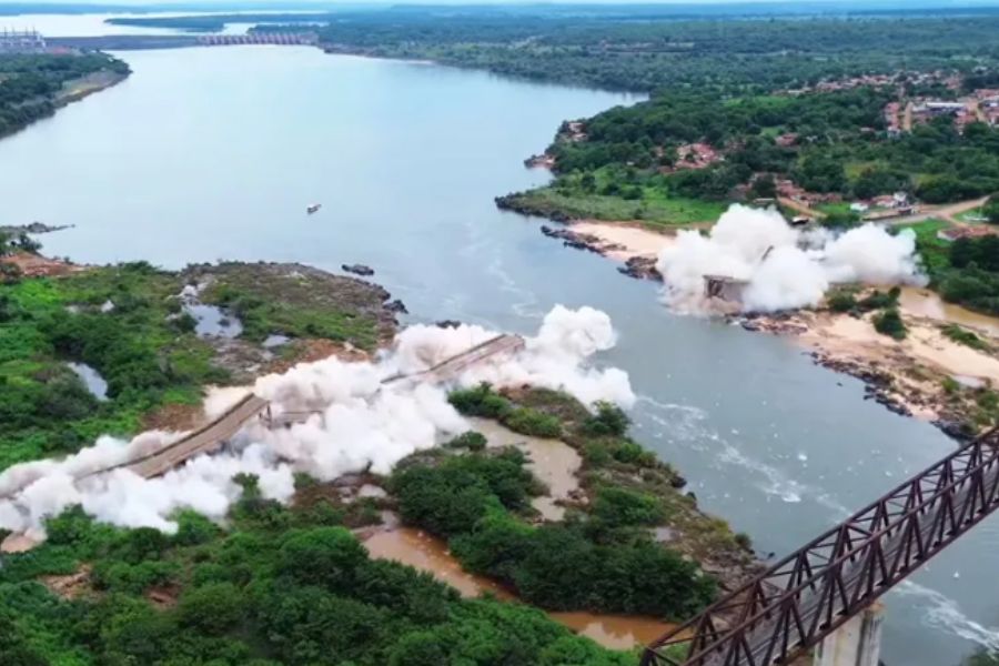 Restante da estrutura da Ponte JK é demolida com explosivos