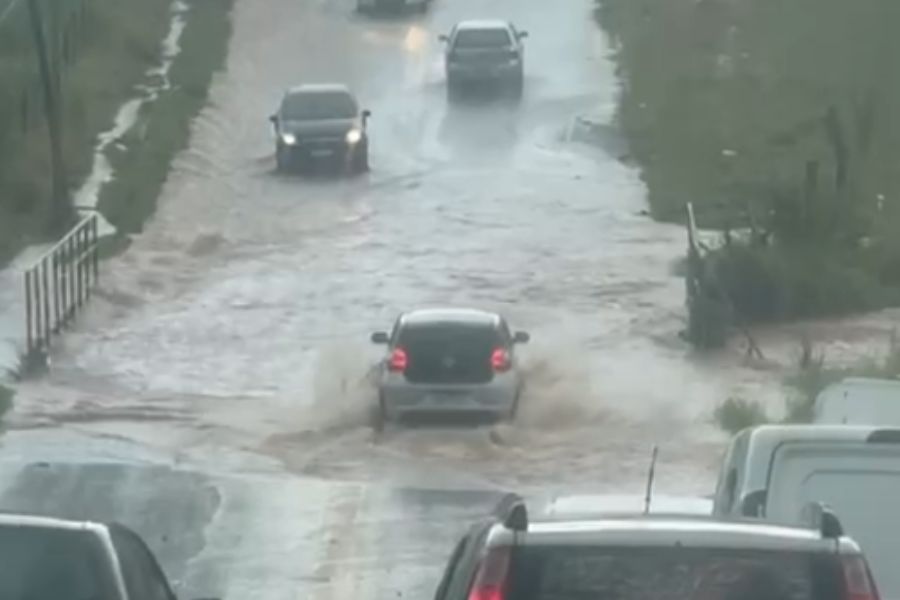 Ponte que liga Jardim das Oliveiras ao Residencial Flor do Ipê fica alagada após chuva; moradores pedem urgência nas intervenções