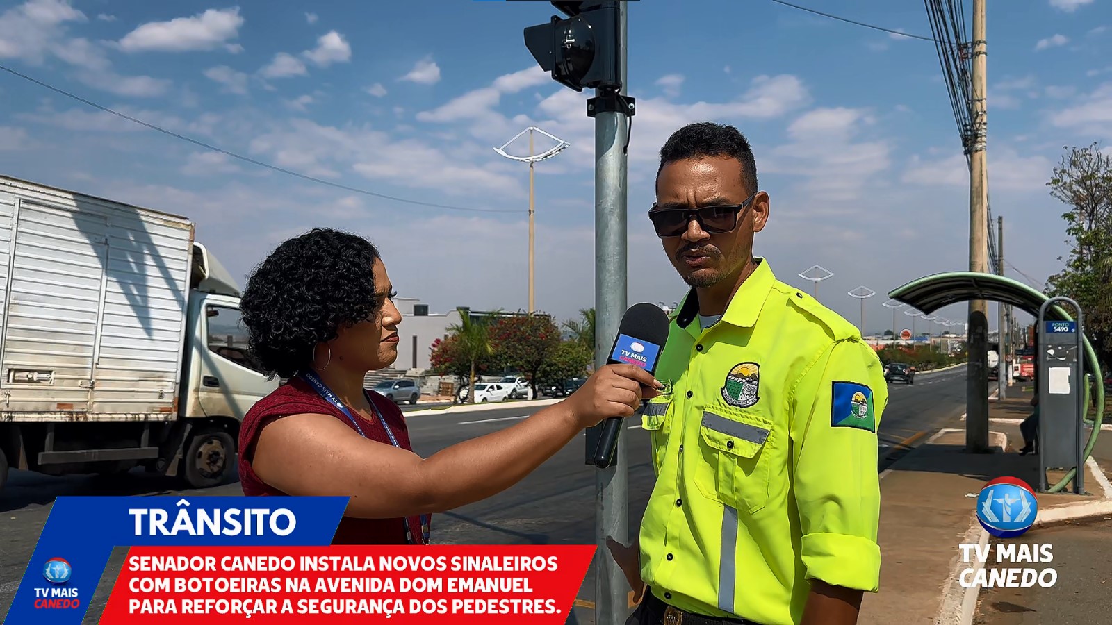 Prefeitura de Senador Canedo instala sinaleiros com botoeiras para mais segurança de pedestres