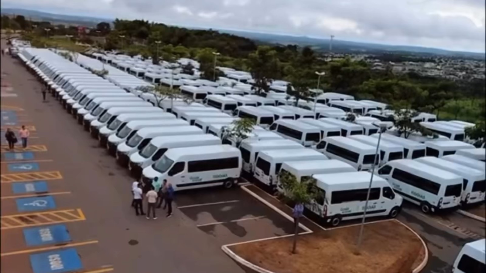 Governo de Goiás entrega vans para fortalecer a assistência social nos municípios goianos