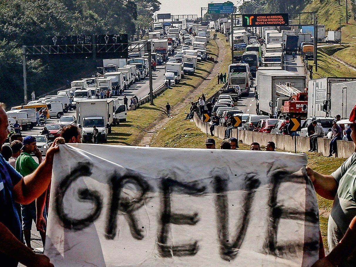 Caminhoneiros ameaçam greve nacional caso negociações com governo federal não avancem