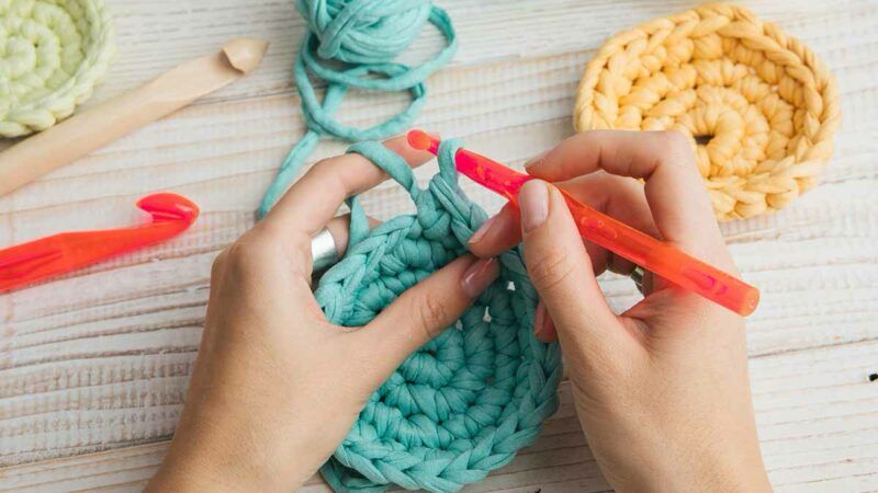 Encontro de crocheteiras promove aprendizado e empreendedorismo feminino