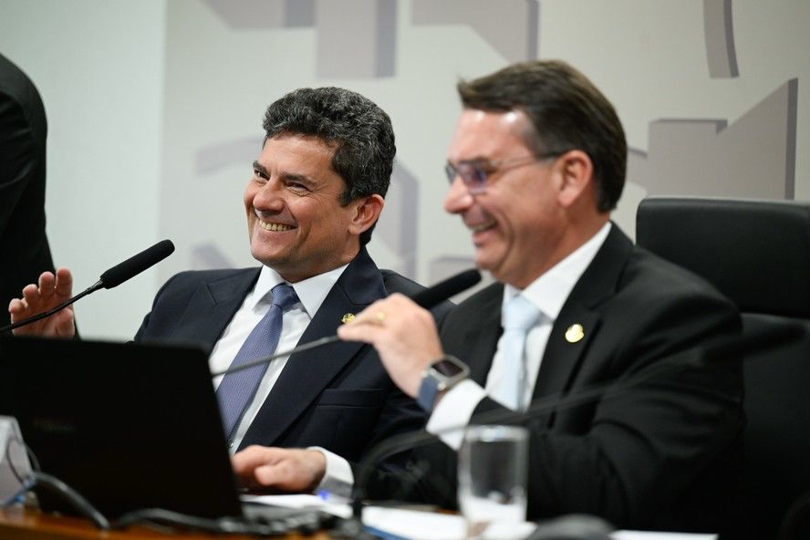 Flávio Bolsonaro se afasta de Ratinho Júnior e se aproxima de Sergio Moro
