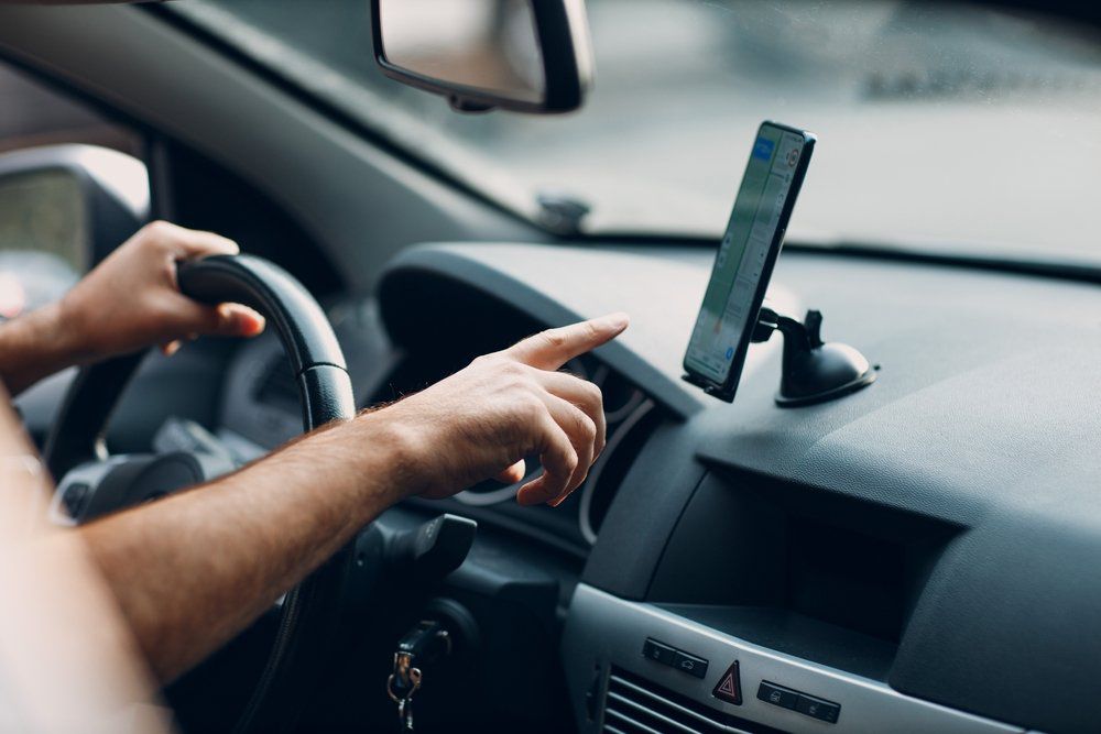 Criminosos vendem contas falsas para burlar apps de transporte e acendem alerta de segurança