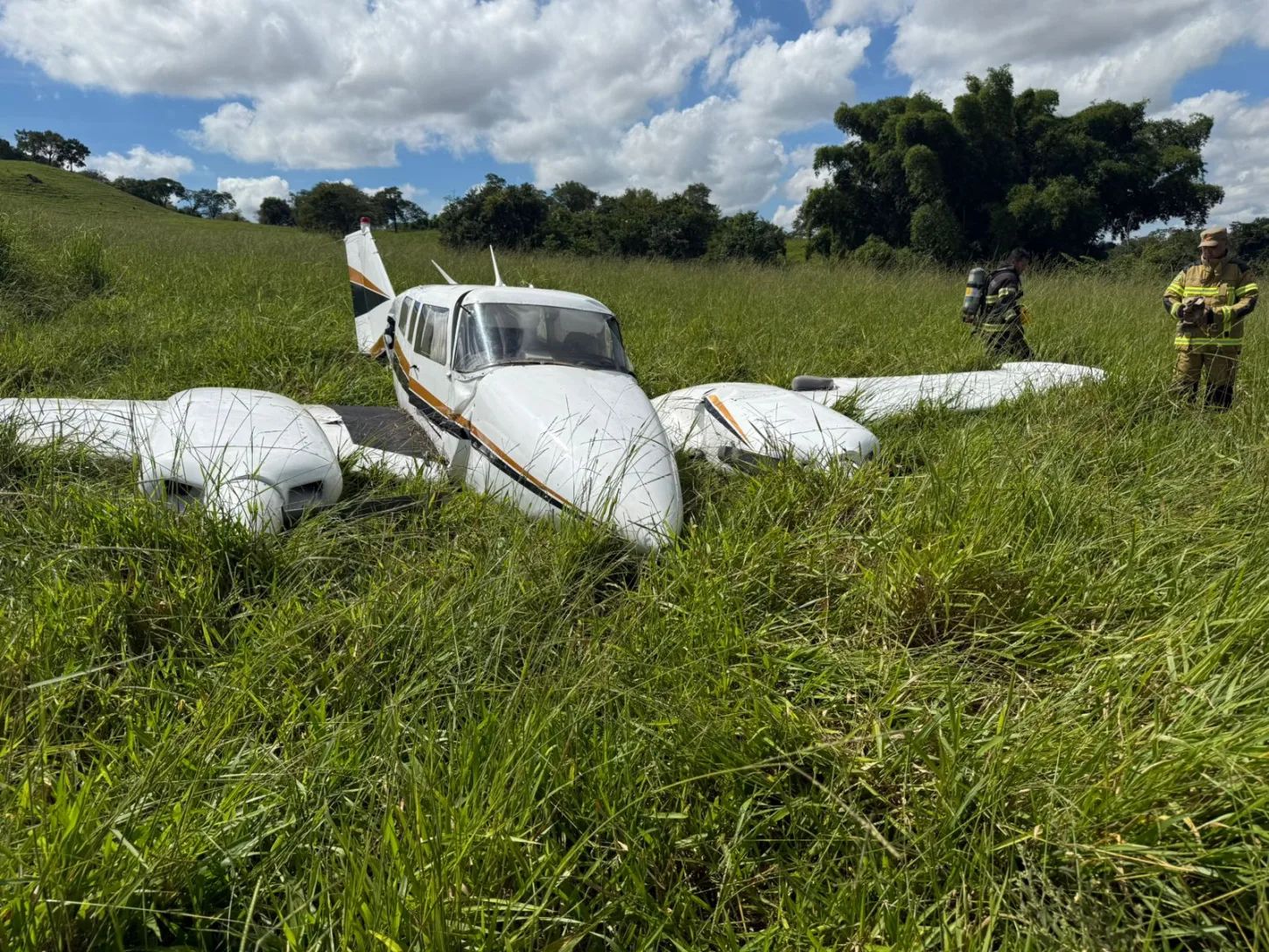 Avião de pequeno porte cai em Trindade e moradores salvam vítimas de incêndio