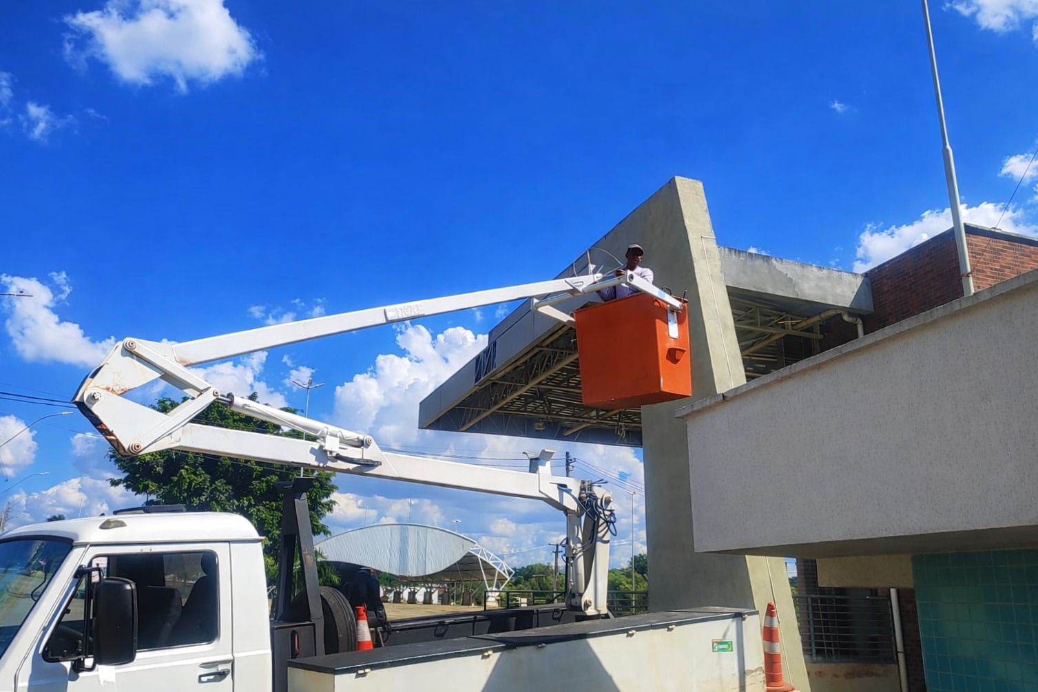 Praças e espaços públicos recebem melhorias e nova iluminação na cidade