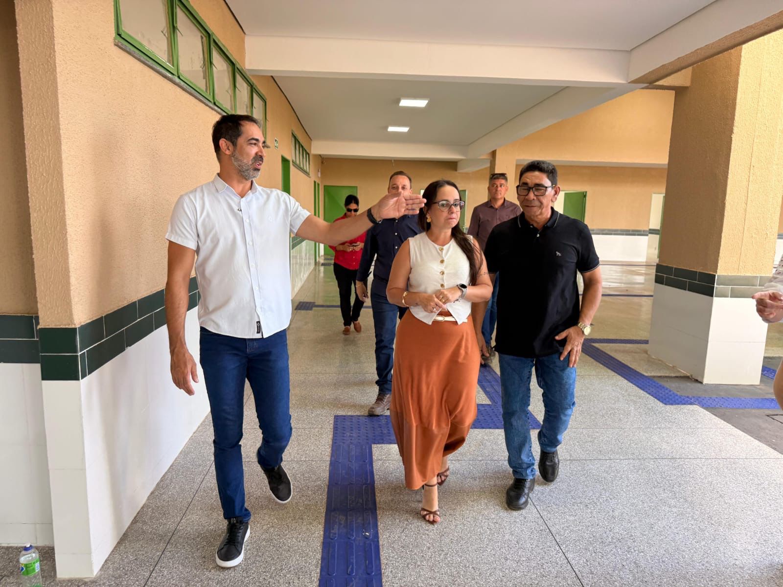Prefeito vistoria obra de escola que ficou 12 anos parada em Senador Canedo