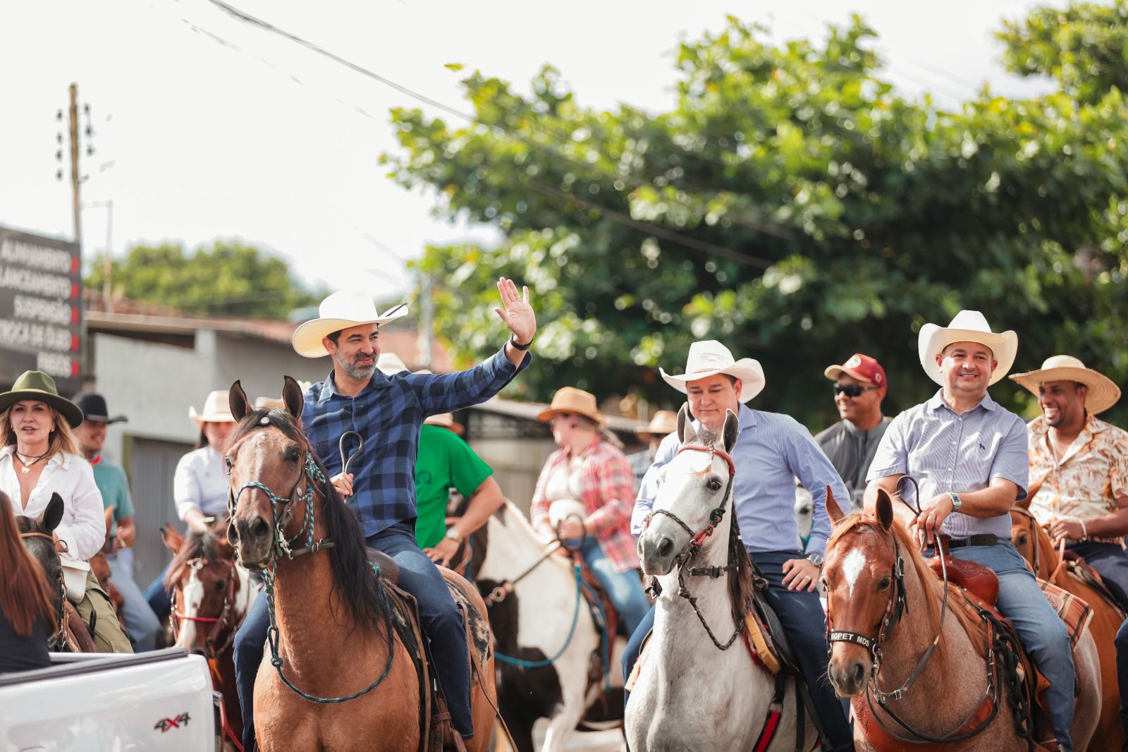 Cavalgada abre programação de aniversário e faz prévia do Canedo Festa Show