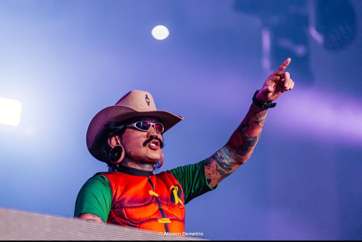 Jiraya Uai lança primeiro álbum da carreira nesta terça-feira e apresenta universo “Cowboy Maluco” em Goiânia