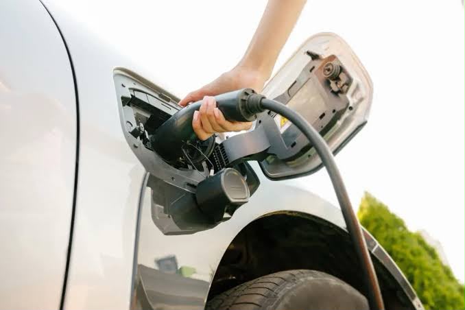 Goiás muda cobrança de imposto sobre recarga de carros elétricos