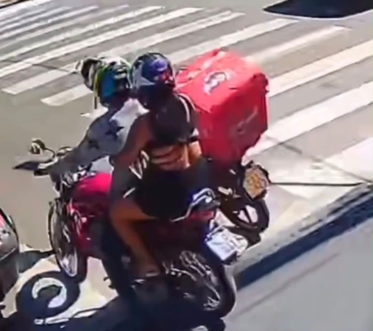 Casal é flagrado furtando capacete de entregador em Goiânia