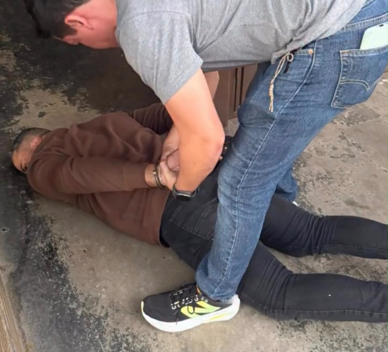 CRIANÇA DE 9 ANOS É RESGATADA APÓS SER ENCONTRADA TRANCADA EM BANHEIRO EM APARECIDA DE GOIÂNIA; PAI E MADRASTA SÃO PRESOS