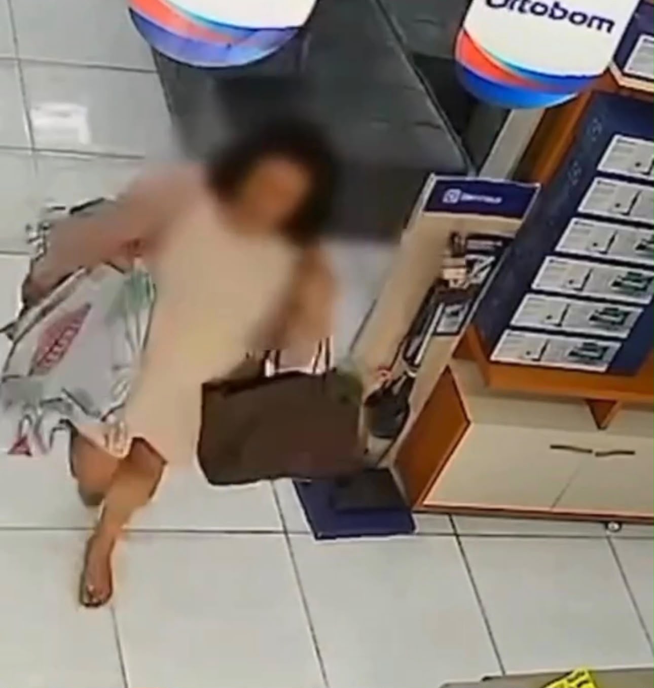 MULHER É FLAGRADA LEVANDO FOGÃO EM LOJA NO CENTRO DE GOIÂNIA