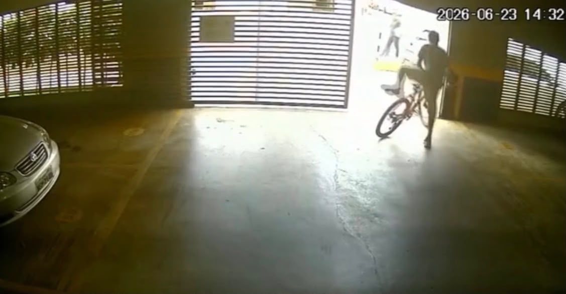 Homem invade condomínio e furta bicicleta após observar movimentação em Goiânia