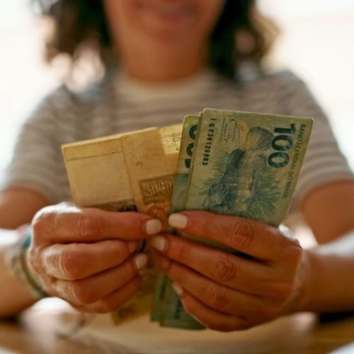 Trabalhadores nascidos em maio e junho recebem abono salarial a partir desta quinta (15); benefício pode chegar a R$ 1.518