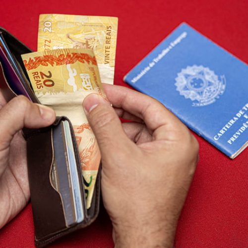 Novo lote do abono salarial paga até R$ 1.518 a trabalhadores nascidos em maio e junho a partir do dia 15
