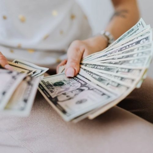 Com pacote fiscal no radar, dólar recua e fecha a R$6,04
