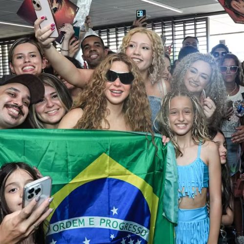 Shakira chega ao Brasil para turnê e declara amor aos fãs: “Te amo, Brasil 🤍”