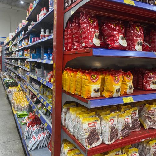 Inflação desacelera para 0,43% em abril, puxada por alimentos e remédios; transportes caem