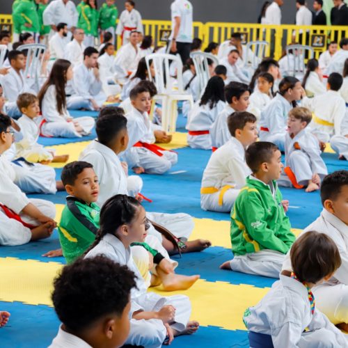 Projeto Construindo Campeões fortalece o esporte em Senador Canedo com entrega de 800 kits esportivos