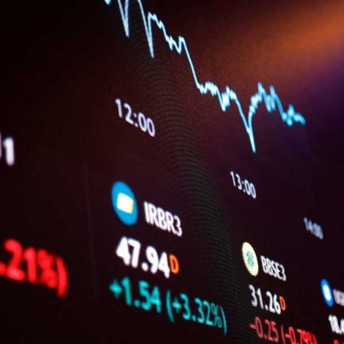Ibovespa bate recorde histórico e fecha acima de 159 mil pontos mesmo com queda da Petrobras