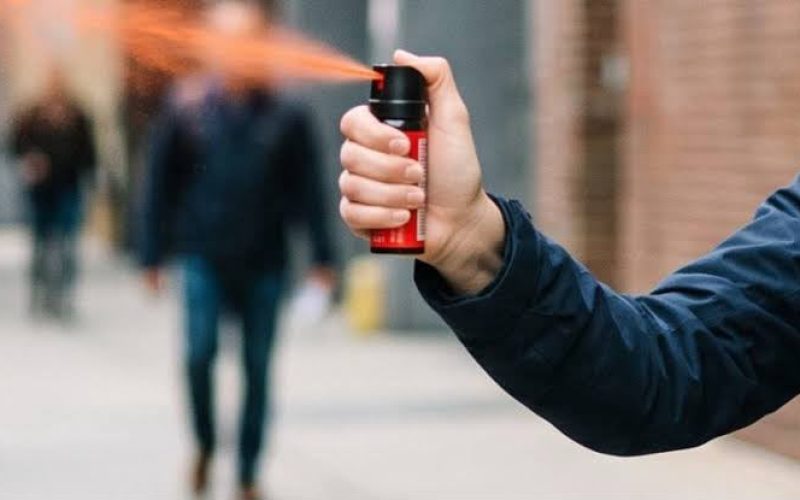 Congresso aprova uso de spray de pimenta para defesa pessoal de mulheres e texto segue para sanção