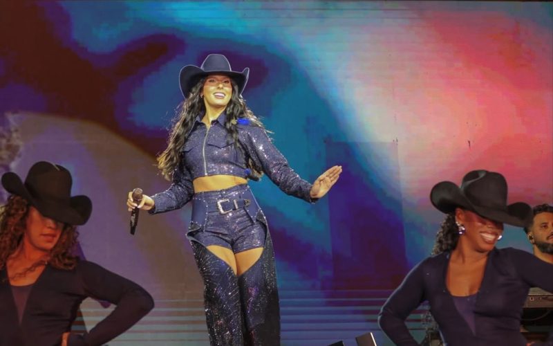 Ana Castela sobe ao palco na Festa de Trindade e atrai multidão de fãs em Goiás