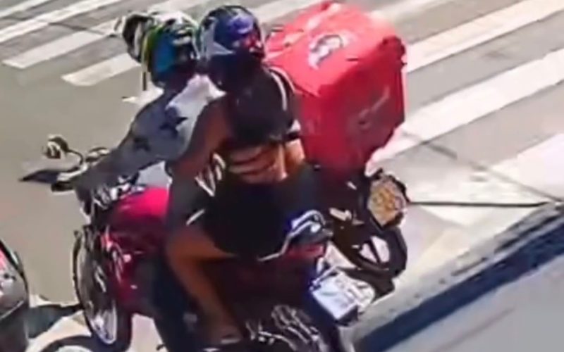 Casal é flagrado furtando capacete de entregador em Goiânia