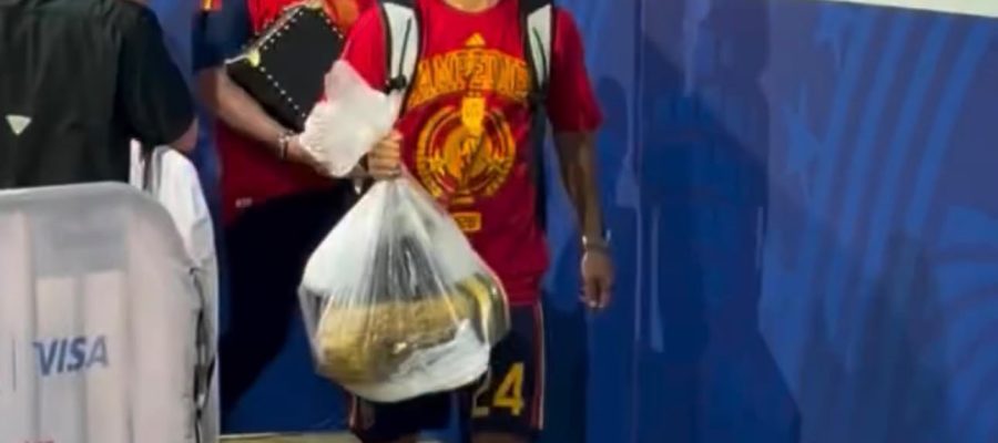 Vídeo de Cucurella viraliza ao carregar taça de forma inusitada na final da Copa do Mundo