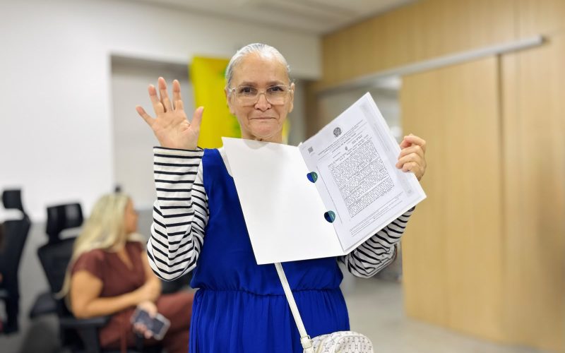 Mais 23 famílias recebem escrituras gratuitas em Senador Canedo