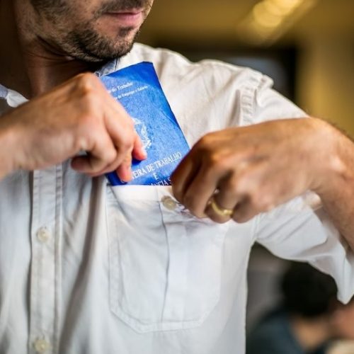 Trabalhadores CLT recebem abono salarial PIS/Pasep; veja quem tem direito e calendário de pagamento