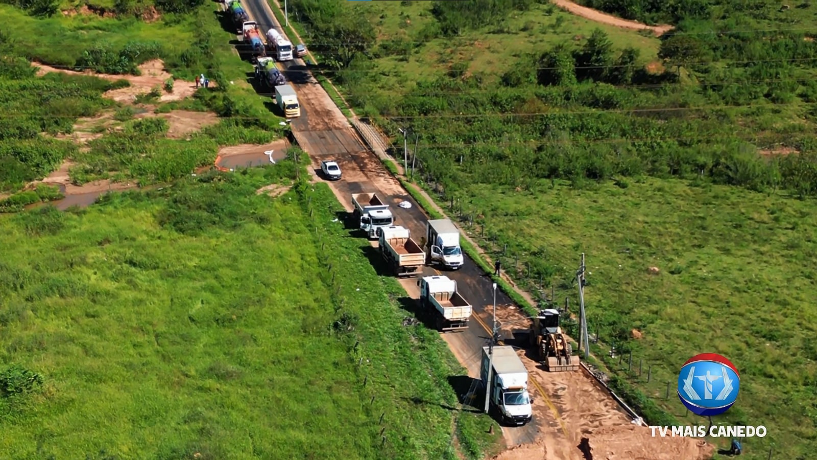 Acidente com tombamento de caminhão interdita via no setor Jardim das Oliveiras em Senador Canedo