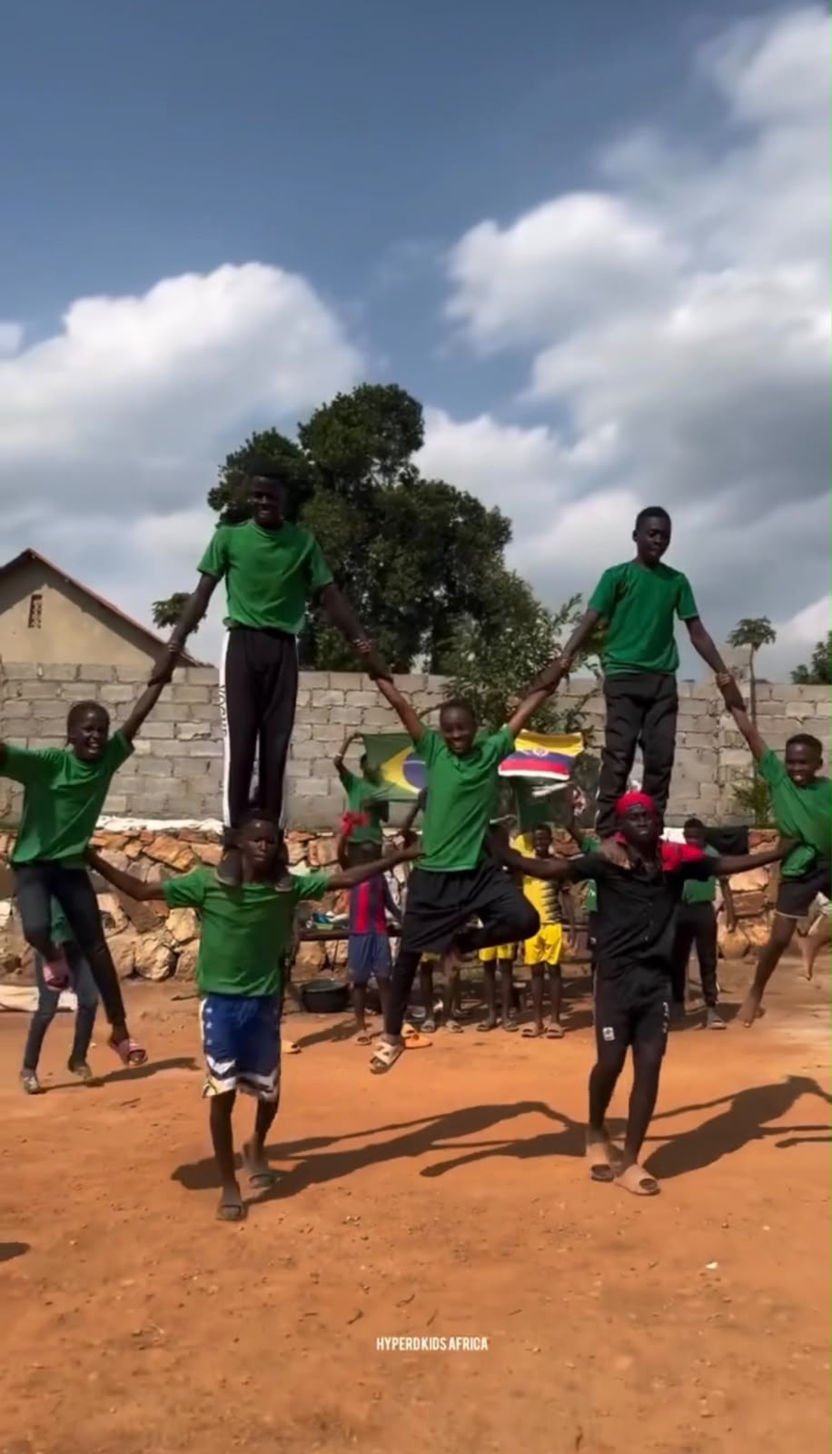 Crianças do Hypers Kids Africa encantam com coreografia ao som de artistas brasileiros em clima de Copa do Mundo