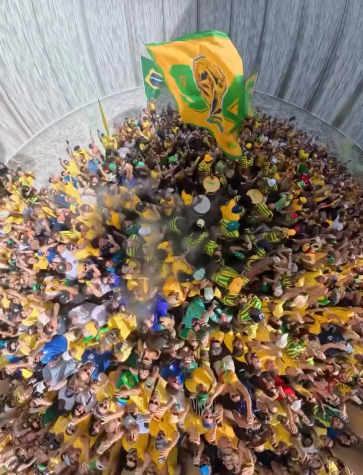 Brasileiros tomam as ruas e mostram mais uma vez a força da torcida na Copa do Mundo