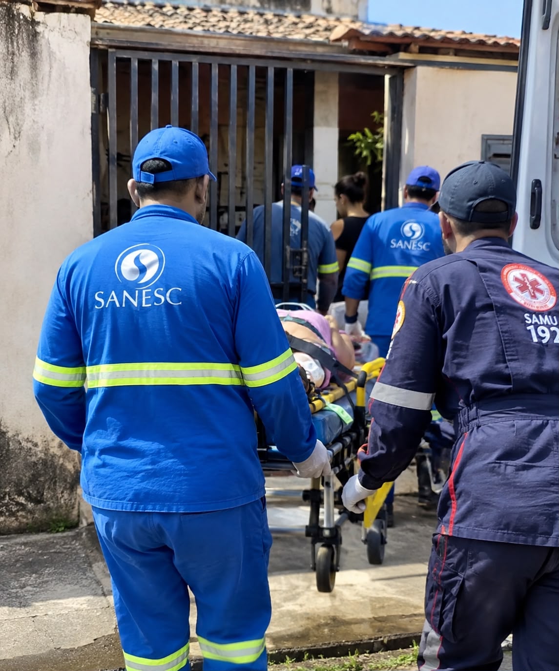 Equipe da Sanesc ajuda a salvar mulher durante emergência em Senador Canedo