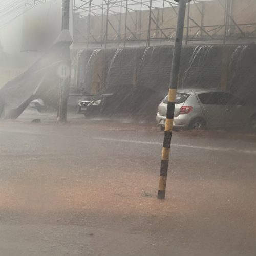 Temporal provoca alagamentos e estragos em diferentes pontos de Senador Canedo nesta quinta-feira