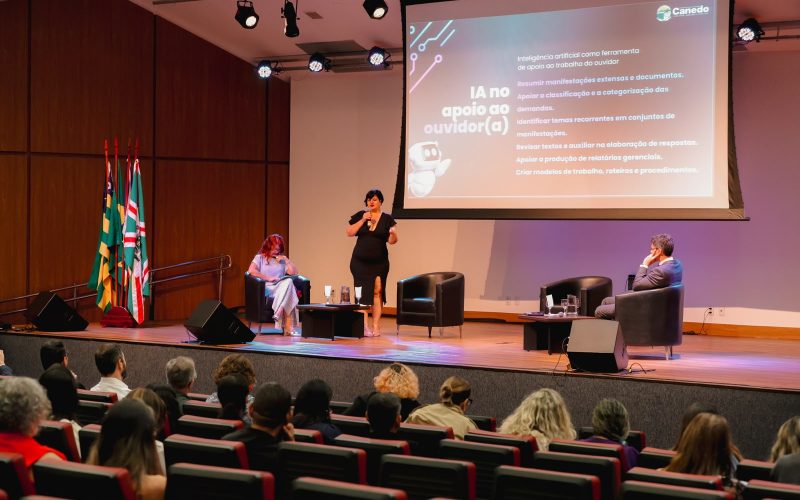 Senador Canedo apresenta uso de inteligência artificial e serviços digitais em seminário estadual