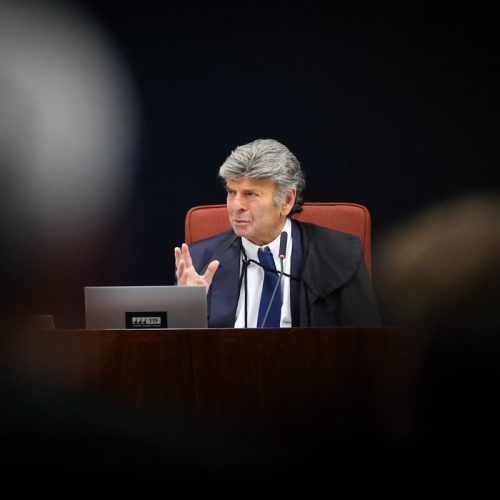 STF: Fux diverge de Moraes e Dino e rejeita parte das acusações contra Bolsonaro e aliados